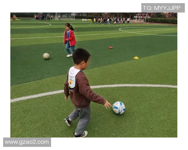 足球明星模仿合集:精彩瞬间重现与独特风格致敬之旅 足球明星模仿合集:精彩瞬间重现与独特风格致敬之旅