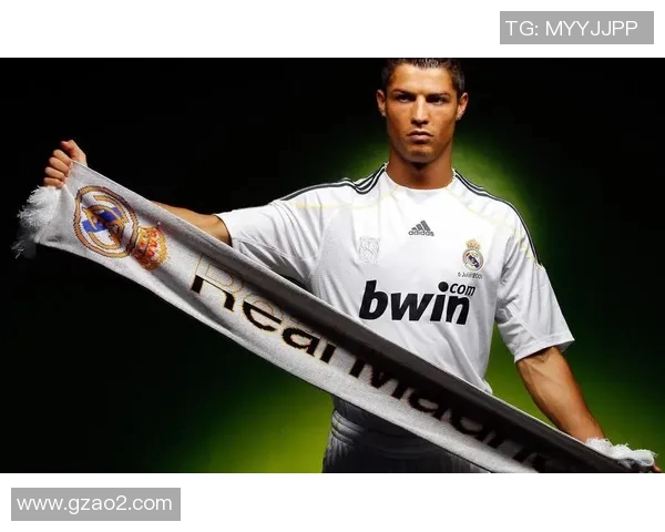 黑白光影下的绿茵传奇足球巨星风采写真 黑白光影下的绿茵传奇足球巨星风采写真